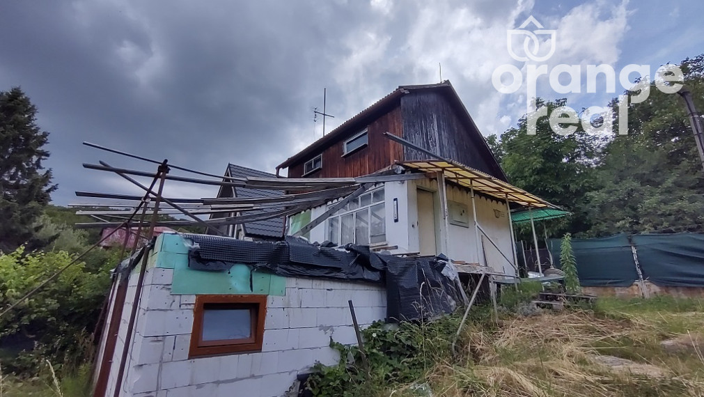 ZÁHRADA S ROZOSTAVANOU CHATOU V KAVEČANOCH