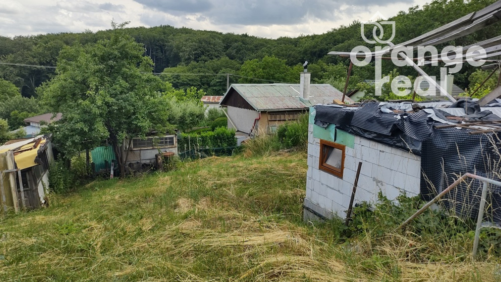 ZÁHRADA S ROZOSTAVANOU CHATOU V KAVEČANOCH