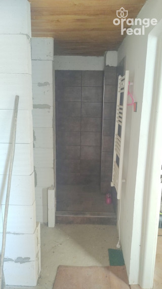 ZÁHRADA S ROZOSTAVANOU CHATOU V KAVEČANOCH