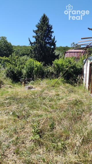 ZÁHRADA S ROZOSTAVANOU CHATOU V KAVEČANOCH