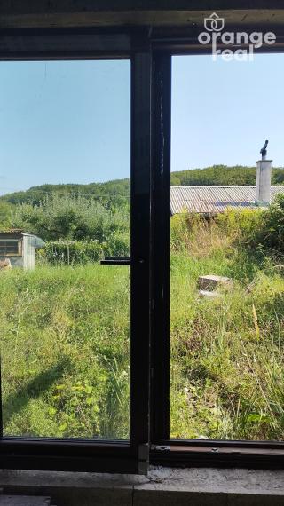 ZÁHRADA S ROZOSTAVANOU CHATOU V KAVEČANOCH