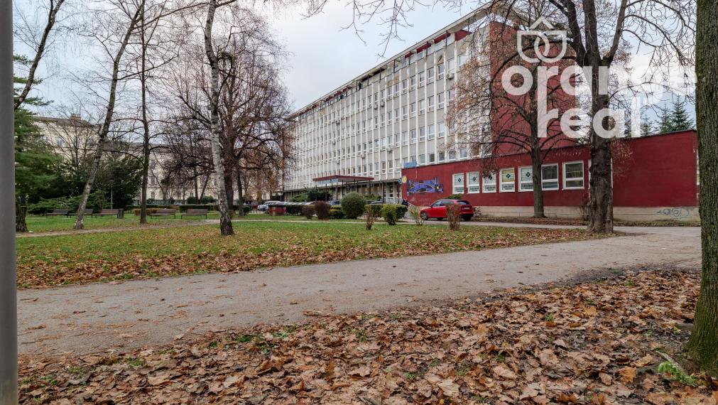 Priestranný tehlový staromestský byt na Czambelovej ulici so zimnou záhradou, 123 m2