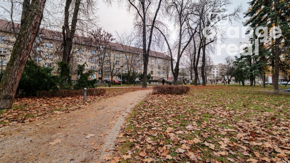 Priestranný tehlový staromestský byt na Czambelovej ulici so zimnou záhradou, 123 m2