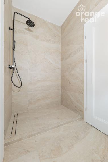 Priestranný 3-izbový byt v historickej budove s balkónom na Moyzesovej ulici