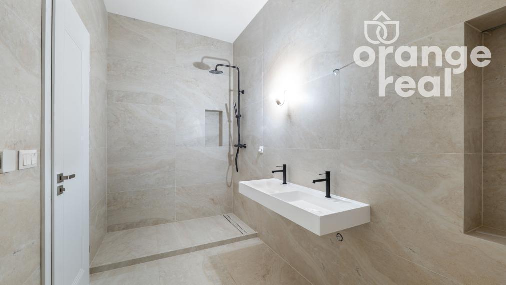 Priestranný 3-izbový byt v historickej budove s balkónom na Moyzesovej ulici