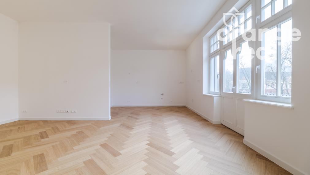 Priestranný 3-izbový byt v historickej budove s balkónom na Moyzesovej ulici