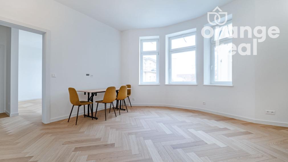 Priestranný 2-izbový byt v historickej budove s balkónom na Moyzesovej ulici