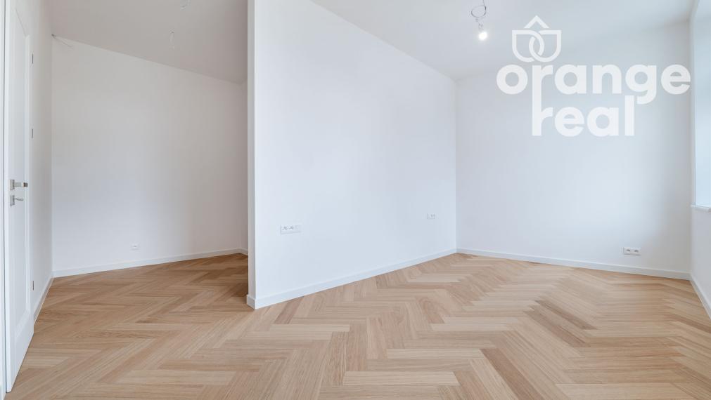 Priestranný 2-izbový byt v historickej budove s balkónom na Moyzesovej ulici