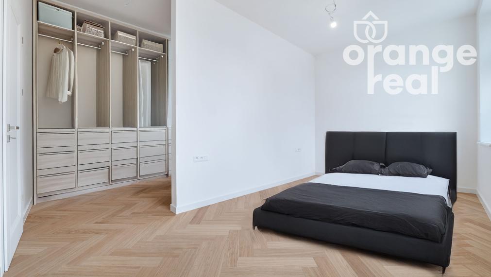 Priestranný 2-izbový byt v historickej budove s balkónom na Moyzesovej ulici