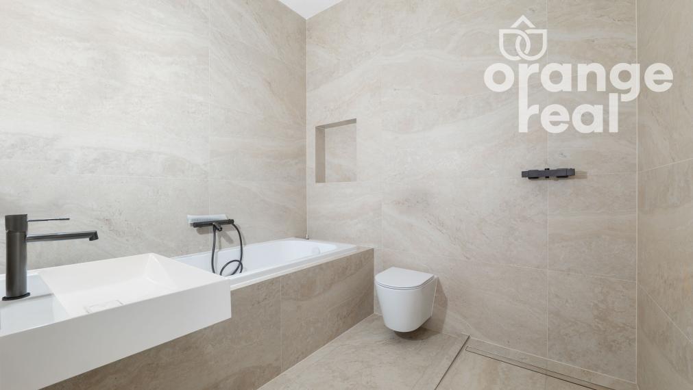 Priestranný 2-izbový byt v historickej budove s balkónom na Moyzesovej ulici