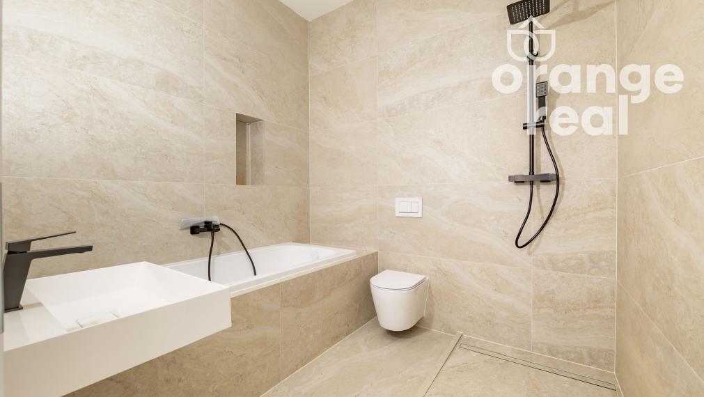 Priestranný 2-izbový byt v historickej budove na Moyzesovej ulici