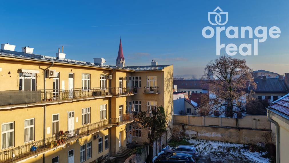 Priestranný 2-izbový byt v historickej budove na Moyzesovej ulici