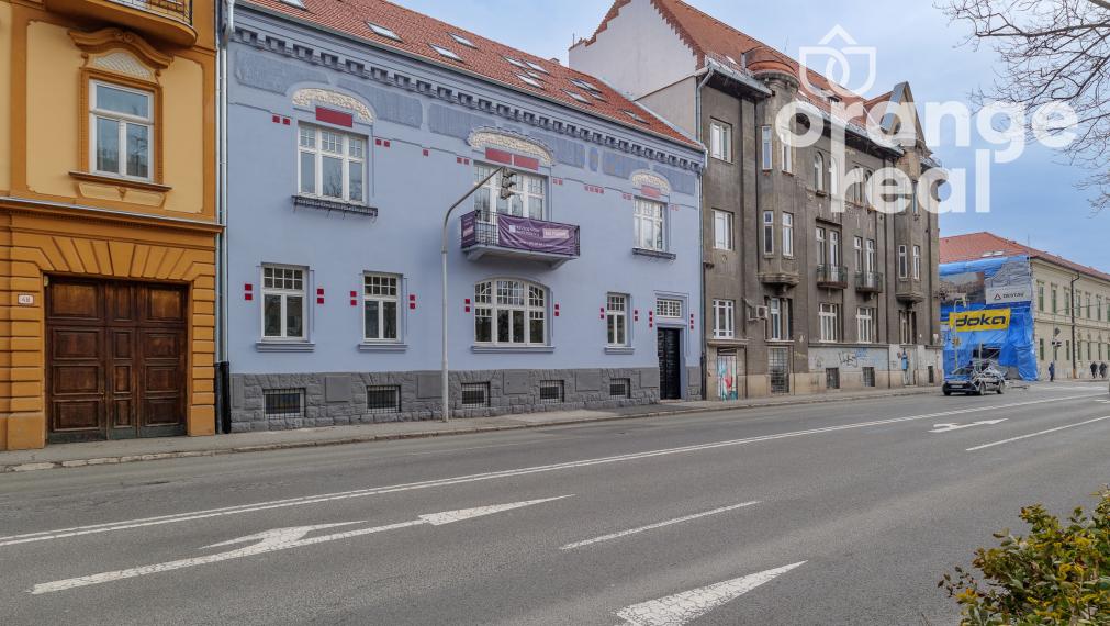 Priestranný 2-izbový byt v historickej budove na Moyzesovej ulici