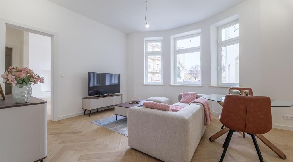 Priestranný 2-izbový byt v historickej budove na Moyzesovej ulici