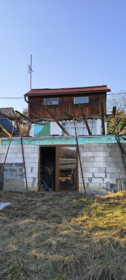 ZÁHRADA S ROZOSTAVANOU CHATOU V KAVEČANOCH