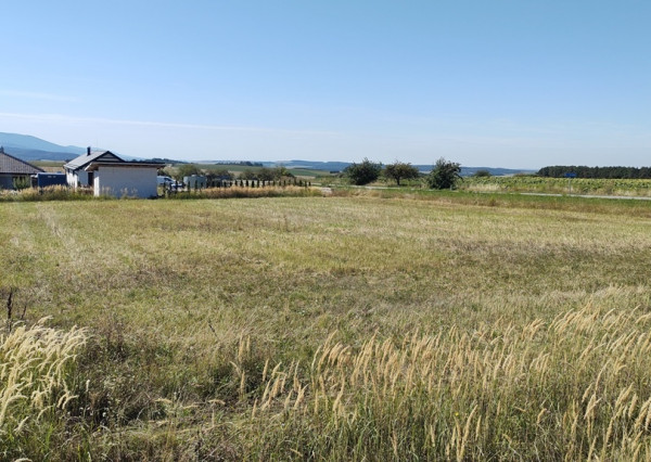 NA PREDAJ POZEMOK O VÝMERE 818 m2 VO VÝŠNEJ KAMENICI
