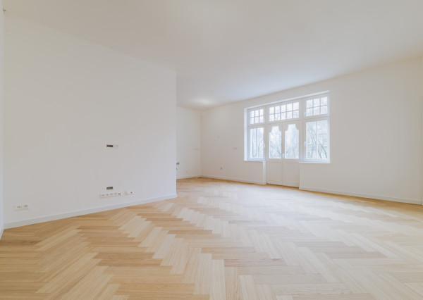 Priestranný 3-izbový byt v historickej budove s balkónom na Moyzesovej ulici