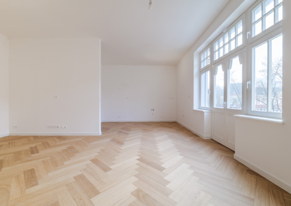 Priestranný 3-izbový byt v historickej budove s balkónom na Moyzesovej ulici