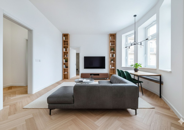 Priestranný 2-izbový byt v historickej budove s balkónom na Moyzesovej ulici