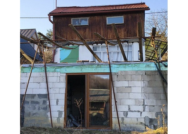 ZÁHRADA S ROZOSTAVANOU CHATOU V KAVEČANOCH